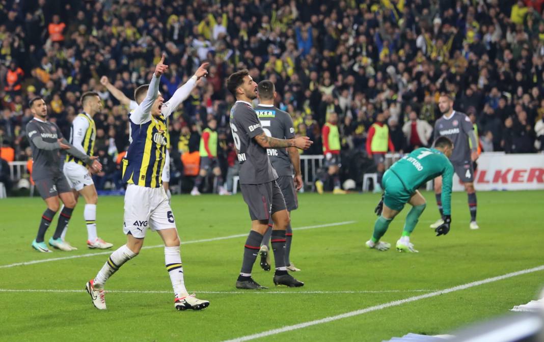 Fenerbahçe Fatih Karagümrük maçından çok özel fotoğraflar: Geri dönüş coşkusu tribünlere böyle yansıdı 57
